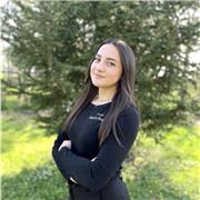 Diplomata in liceo linguistico con certificazione C1 inglese, offre lezioni di inglese e in preparazione esami B2 e C1